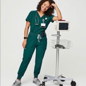 NWT FIGS FIONlite Sokone Top in Amazon Green